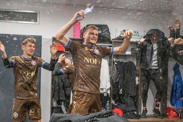 起了球迷和 起了球迷和